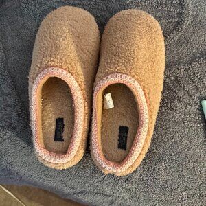🧸 Cozy Tan Slippers